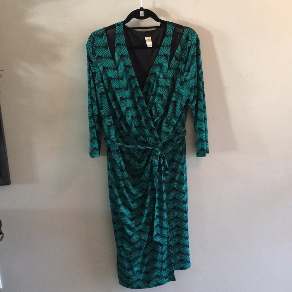 Sangria stretch wrap style black green dress 16